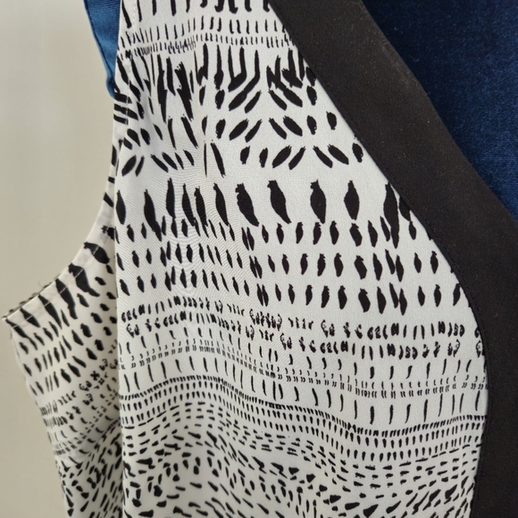 DKNYC Sleeveless Blouse 1X V Neck Geometric Black & White Tribal Print Career - Picture 4 of 9